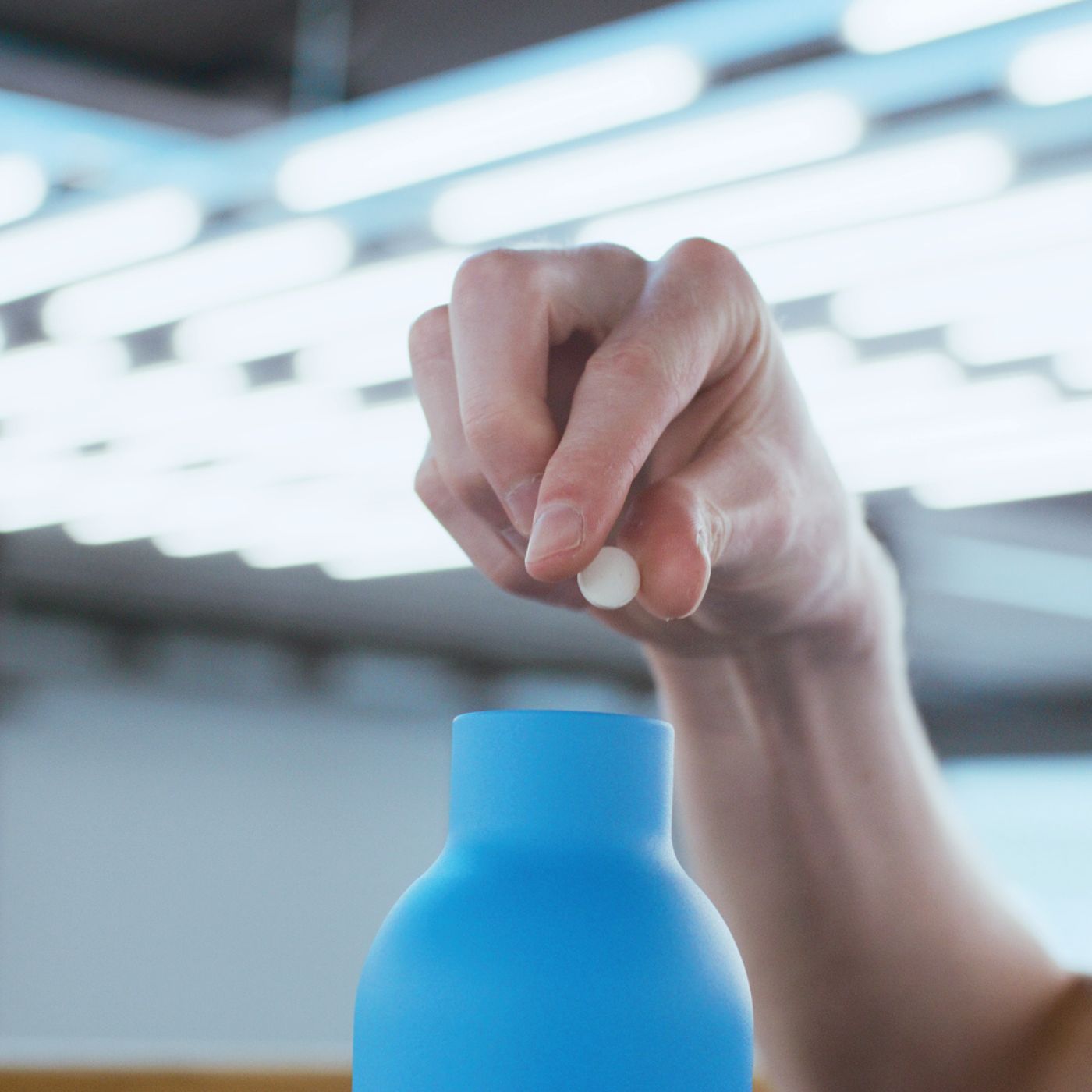 dropz Bouteille Édition Bleue Océan -  0.5 L avec un récipient